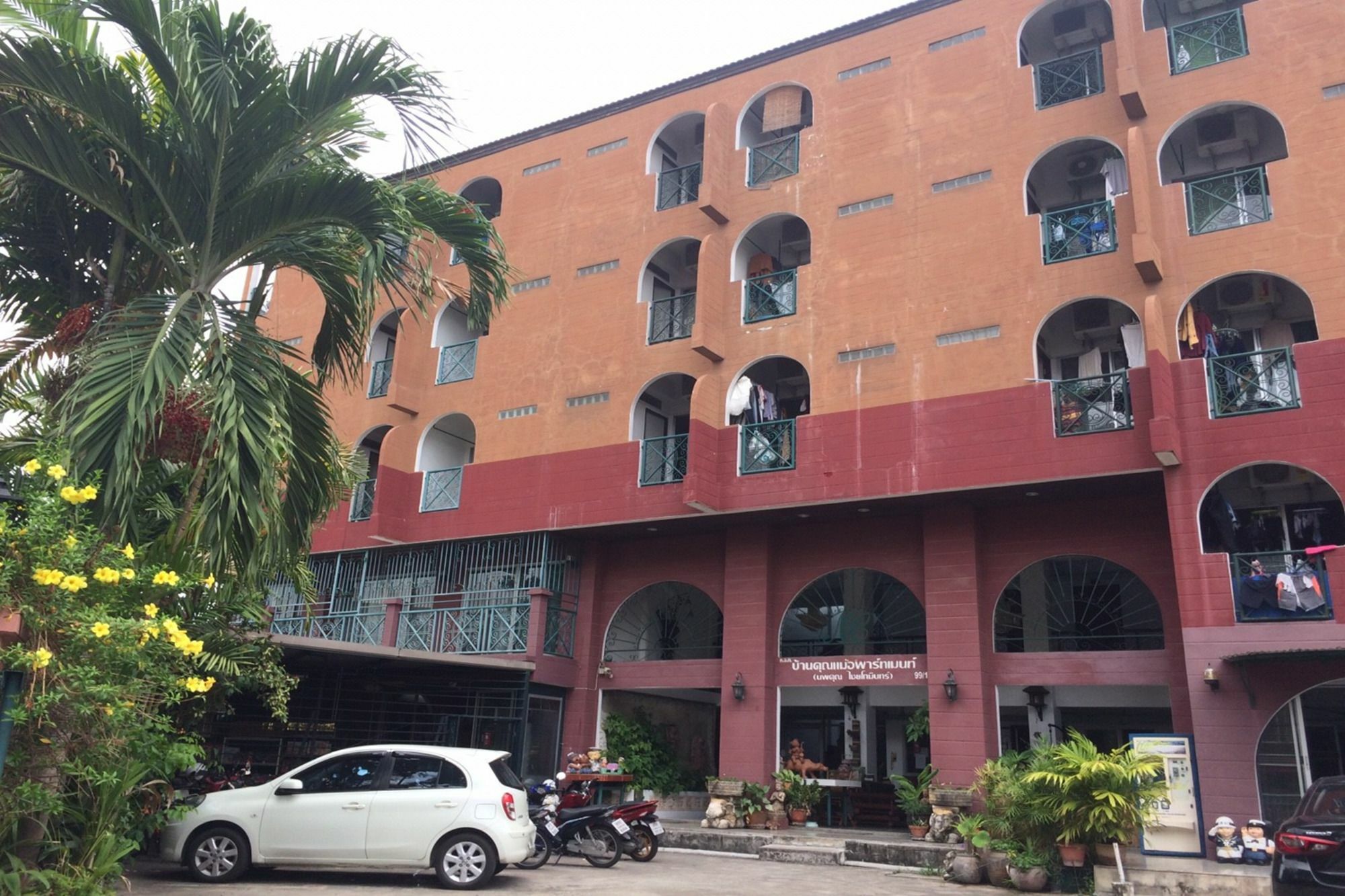Baan Khun Mae Apartment Bangkok Luaran gambar