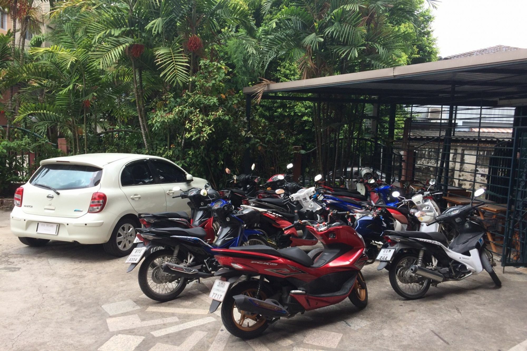 Baan Khun Mae Apartment Bangkok Luaran gambar